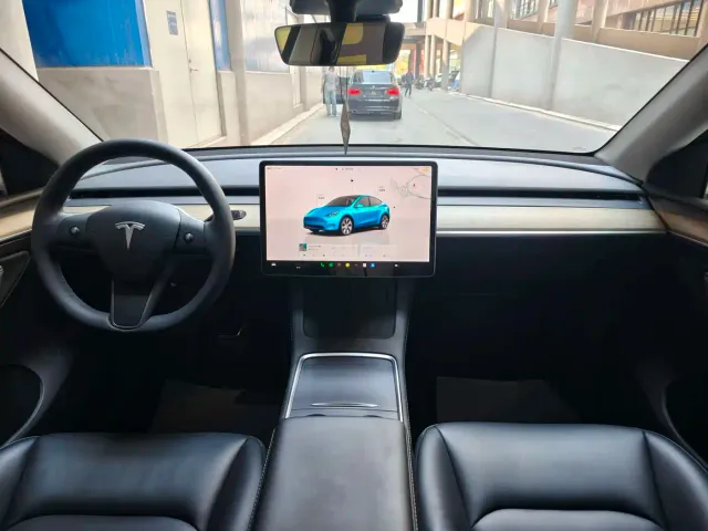 Tesla Model Y — Фото автомобиля 9
