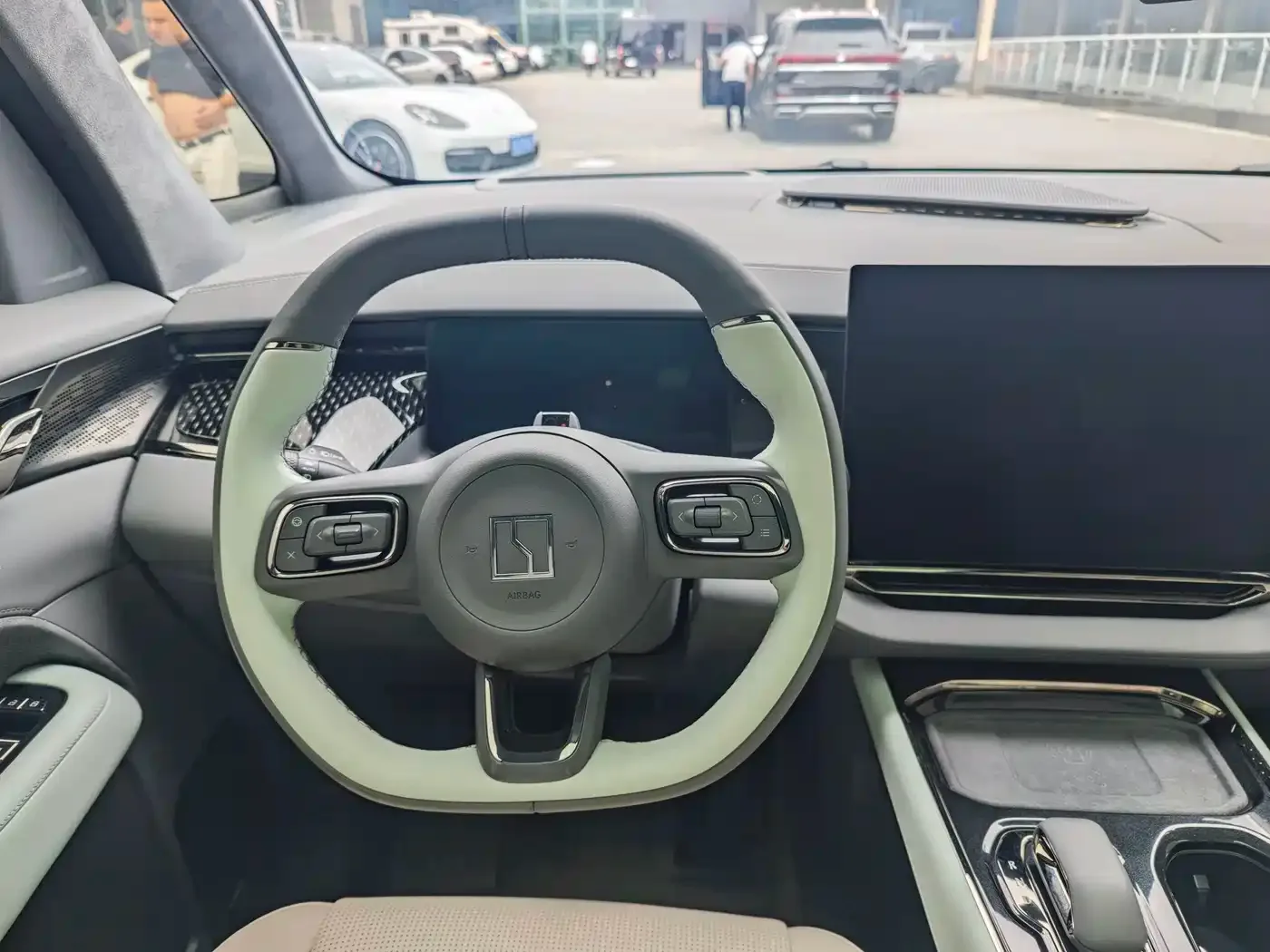 ZEEKR Zeekr 009 2024 6-seat Executive AWD 108kWh — Фото автомобиля 28