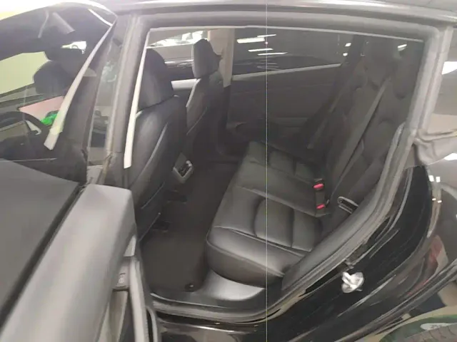 Tesla Model 3 — Фото автомобиля 16
