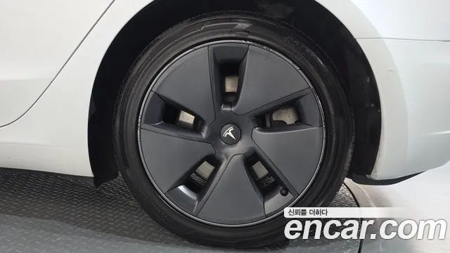 Tesla Model 3 — Фото автомобиля 21