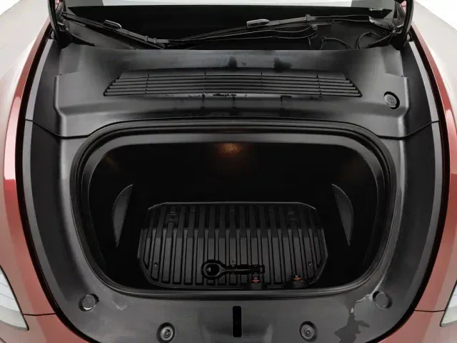 Tesla Model Y — Фото автомобиля 6