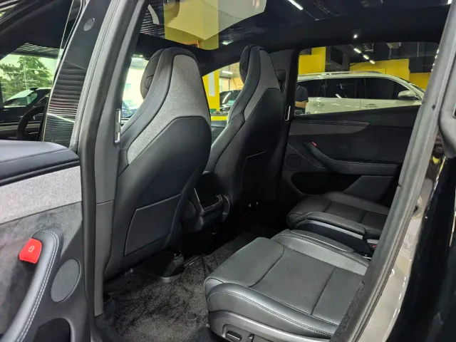 Tesla Model Y L — Фото автомобиля 5