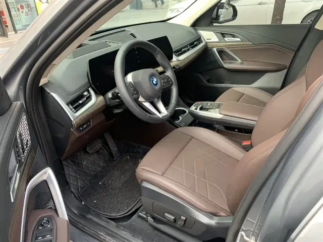 BMW iX1 — Фото автомобиля 3