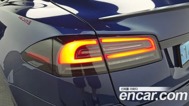 Tesla Model S — Фото автомобиля 22