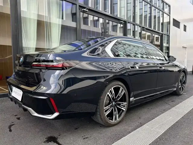 BMW BMW i7 2023 eDrive50L Premium M Sport Package — Фото автомобиля 4
