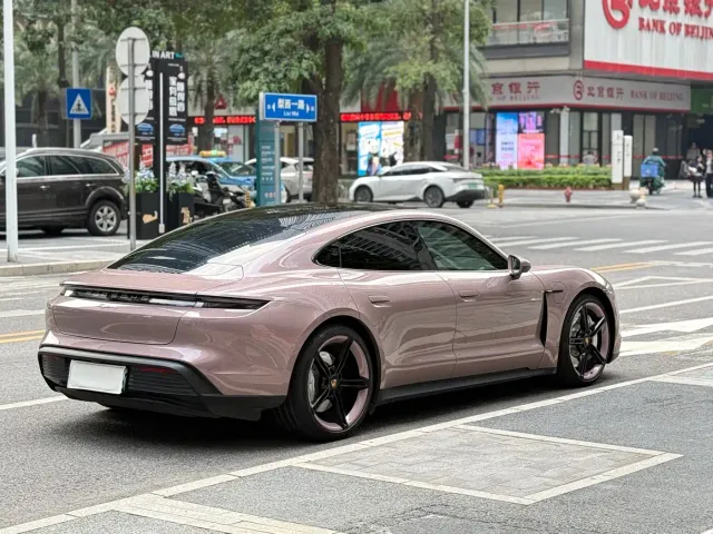 Porsche Taycan — Фото автомобиля 6