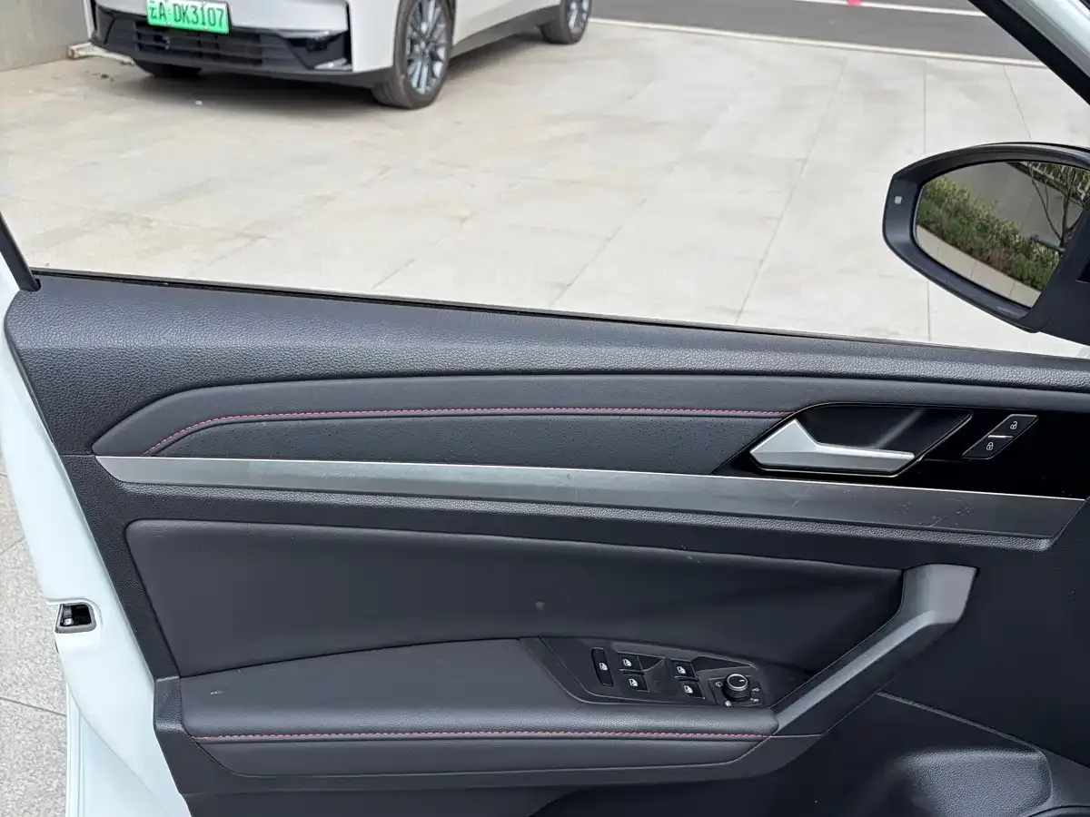 Volkswagen Lavida 2023 Model 300TSI DSG Starlight Leading Edition — Фото автомобиля 4