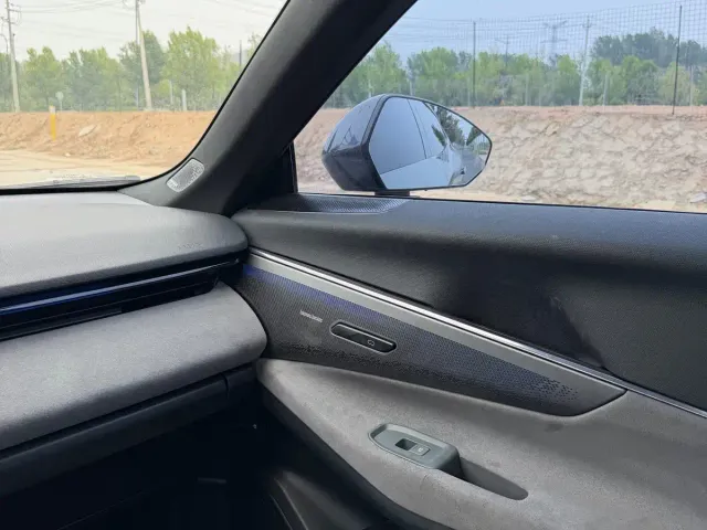 Lynk & Co 08 EM-P — Фото автомобиля 14