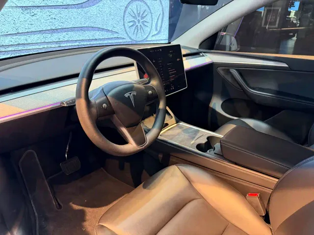 Tesla Model Y — Фото автомобиля 13