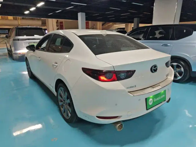 Mazda Axela — Фото автомобиля 4