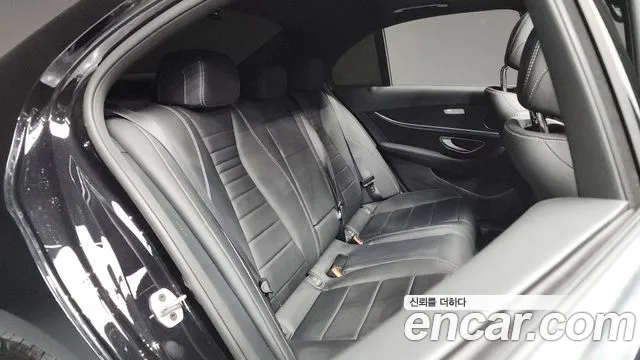 Mercedes-Benz E-Class — Фото автомобиля 12