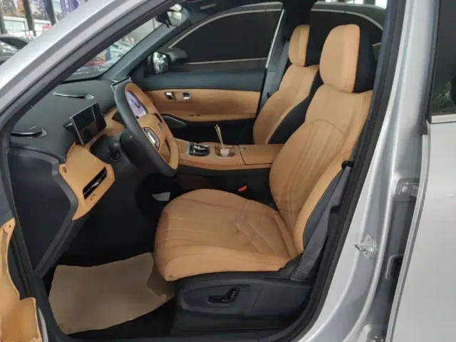 Geely Galaxy Starship 7 EM-i — Фото автомобиля 14