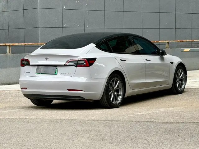 Tesla Model 3 — Фото автомобиля 4