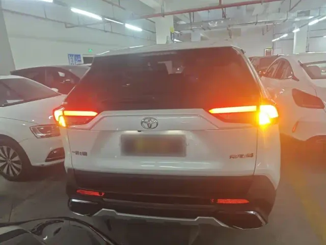 Toyota RAV4 — Фото автомобиля 5