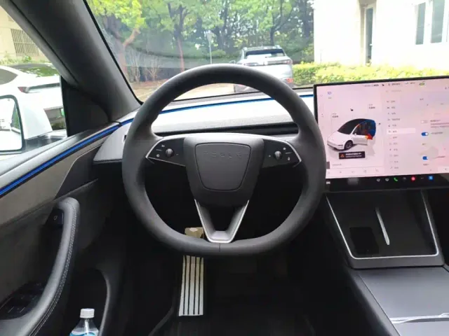 Tesla Model Y L — Фото автомобиля 6