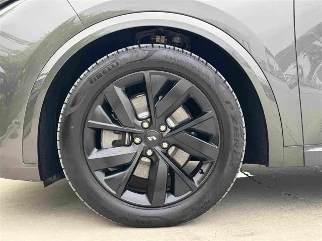 Li Auto L8 — Фото автомобиля 24