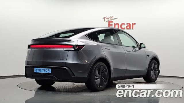 Tesla Model Y — Фото автомобиля 2