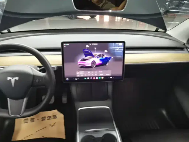 Tesla Model Y — Фото автомобиля 12