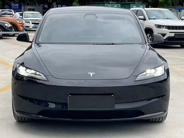 Tesla Model 3 — Фото автомобиля 2