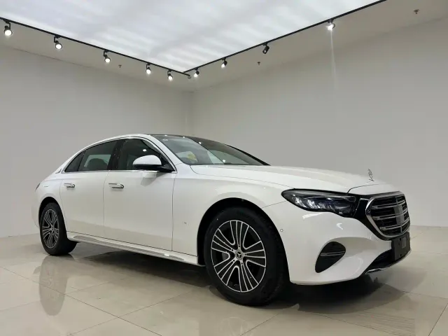 Mercedes-Benz E-Class — Фото автомобиля 2