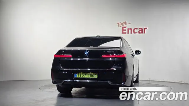 BMW i7 — Фото автомобиля 4