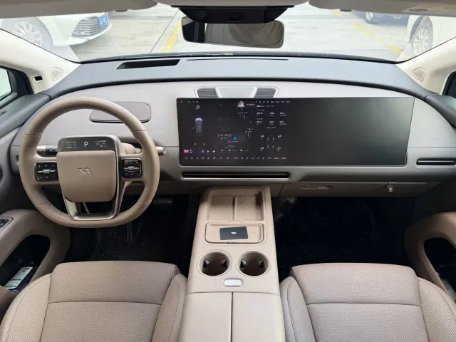 Li Auto i8 — Фото автомобиля 8