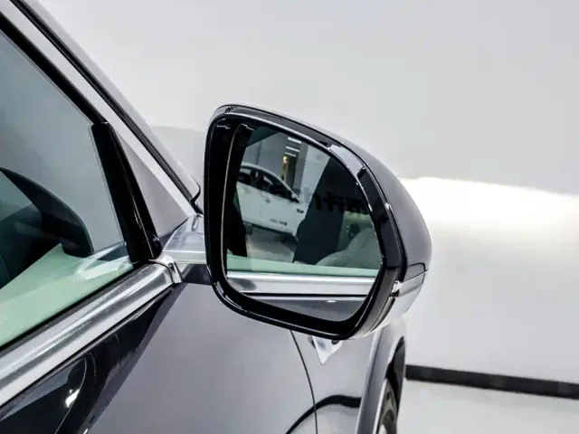 Li Auto L8 — Фото автомобиля 28