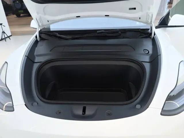 Tesla Model Y — Фото автомобиля 21