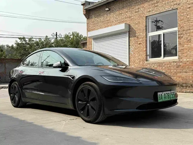Tesla Model 3 — Фото автомобиля 2