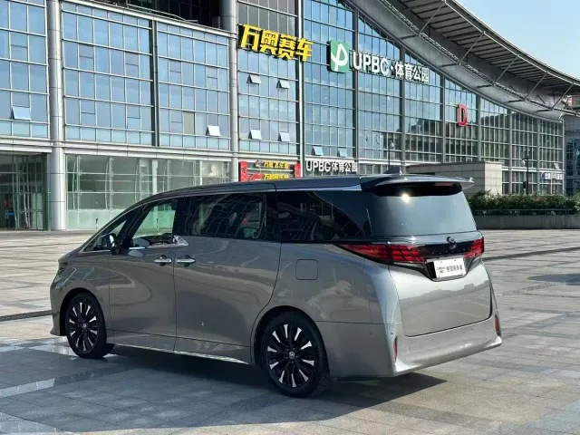 Toyota Alphard — Фото автомобиля 5