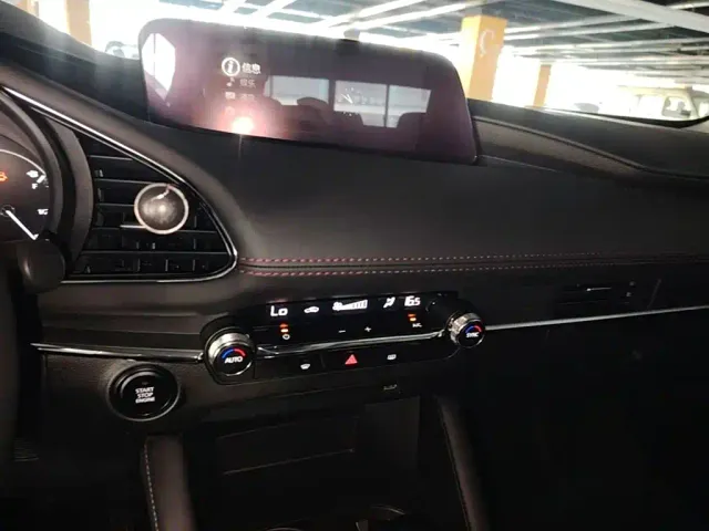 Mazda Axela — Фото автомобиля 12