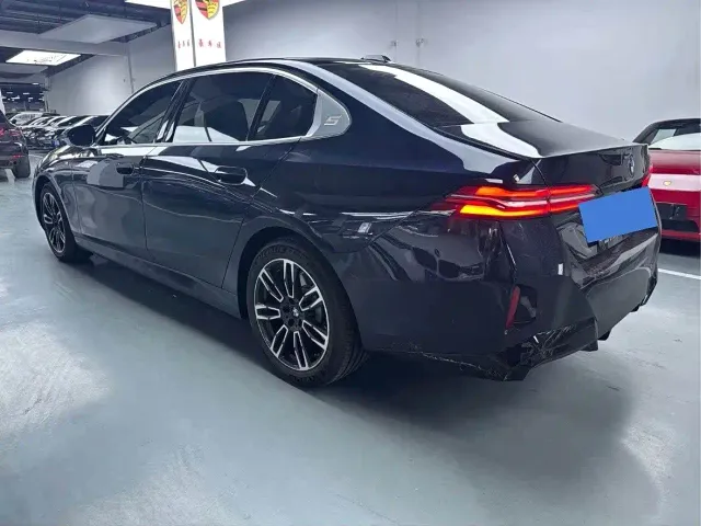 BMW 5 Series — Фото автомобиля 24