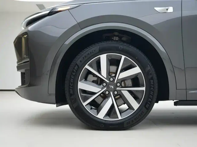 Li Auto L8 — Фото автомобиля 15