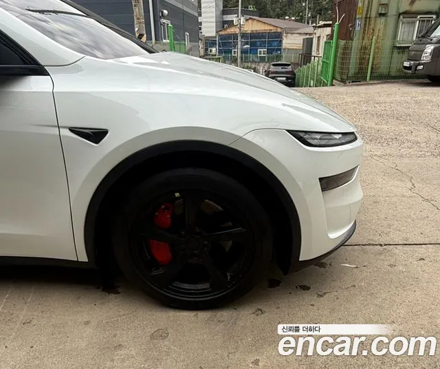 Tesla Model Y — Фото автомобиля 5