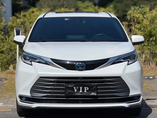 Toyota Sienna — Фото автомобиля 2