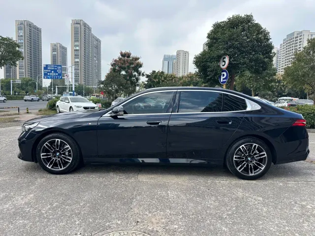 BMW 5 Series — Фото автомобиля 2