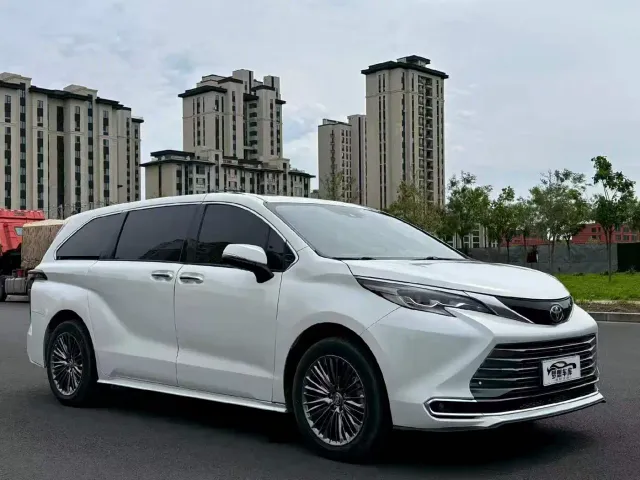 Toyota Sienna — Фото автомобиля 3
