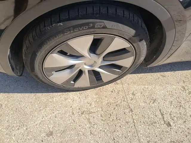 Tesla Model Y — Фото автомобиля 22