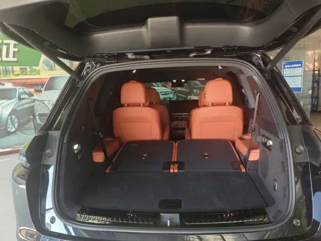 Li Auto L8 — Фото автомобиля 7