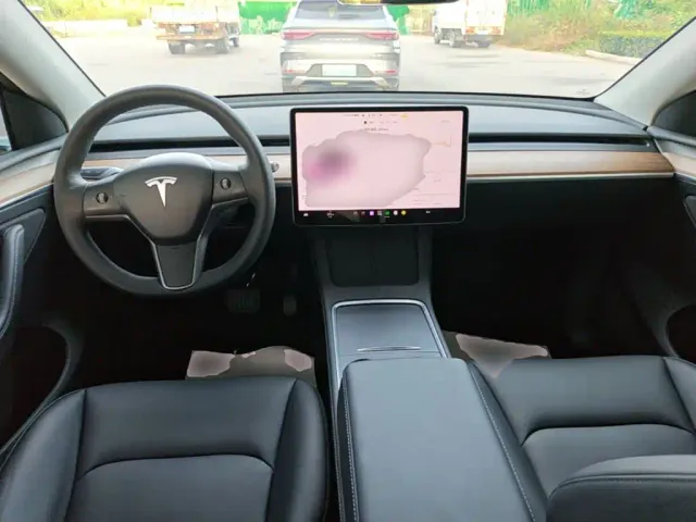 Tesla Model Y — Фото автомобиля 9