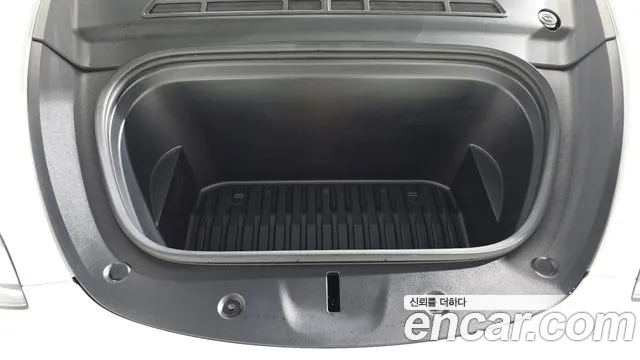 Tesla Model Y — Фото автомобиля 9