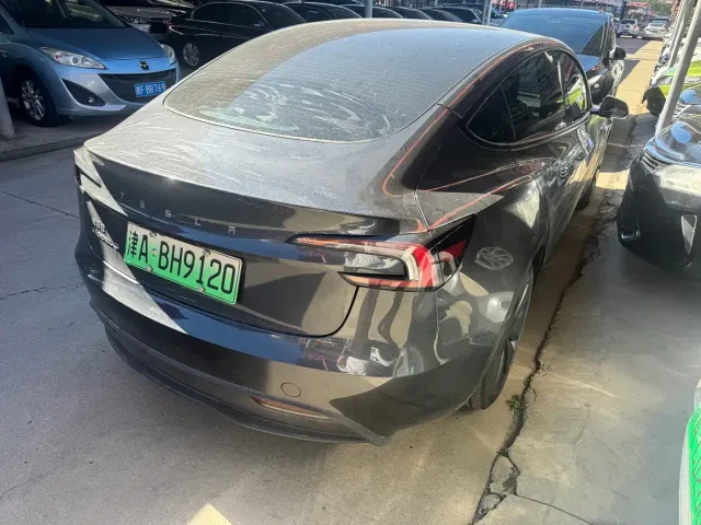 Tesla Model 3 — Фото автомобиля 2