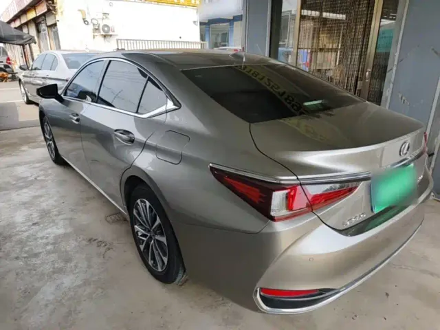 Lexus ES — Фото автомобиля 4