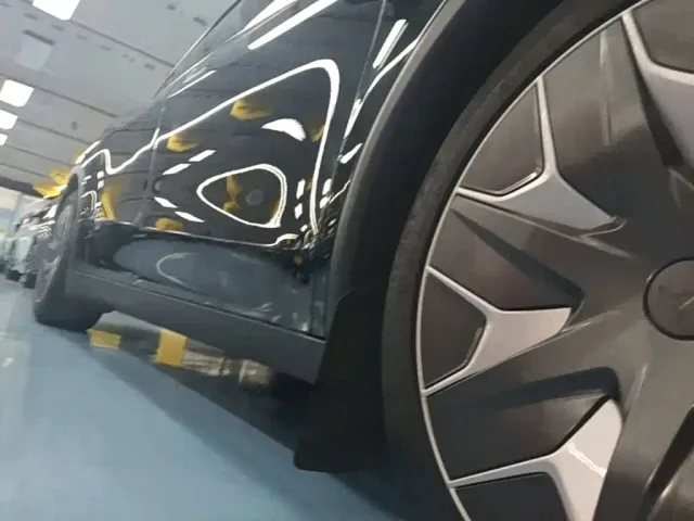 Tesla Model Y L — Фото автомобиля 20
