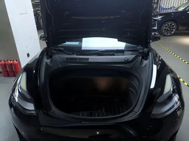 Tesla Model 3 — Фото автомобиля 19