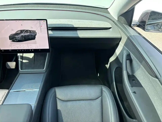 Tesla Model Y — Фото автомобиля 17