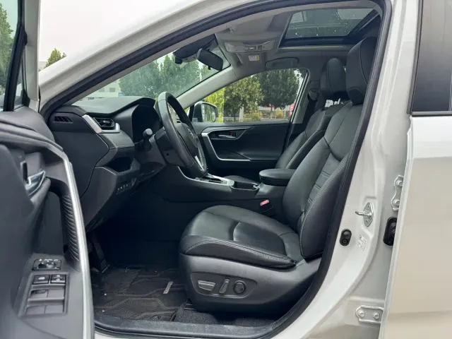 Toyota RAV4 — Фото автомобиля 9