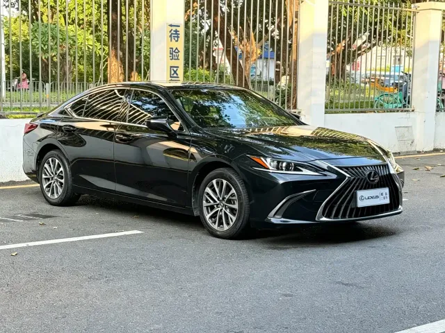 Lexus ES — Фото автомобиля 3