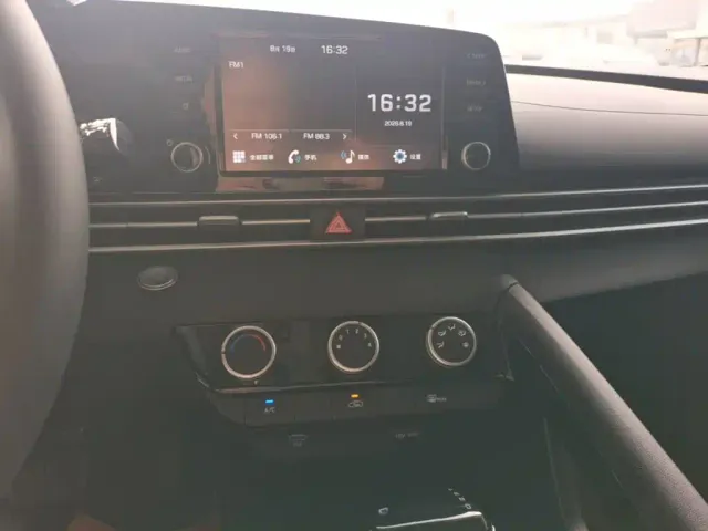 Hyundai Elantra — Фото автомобиля 12