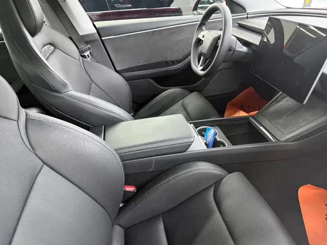 Tesla Model 3 — Фото автомобиля 10